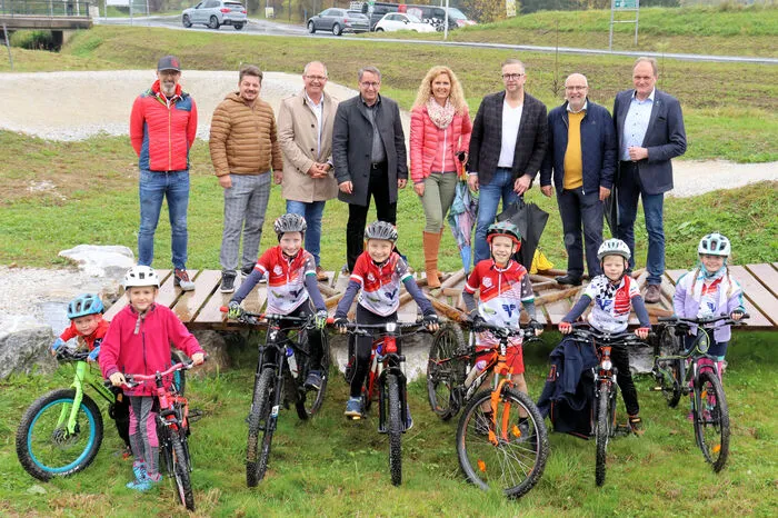 Bürgermeister Kurt Riemer betonte in seiner Begrüßung die Wichtigkeit solcher Einrichtungen für das Training von Fahrsicherheit für alle Altersgruppen.