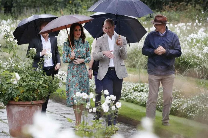 Prinz William, Herzogin Kate und Prinz Harry unternahmen einen Rundgang durch einen Teil des Gartens des Palastes, der in Erinnerung an Diana mit weißen Blumen bepflanzt worden war.