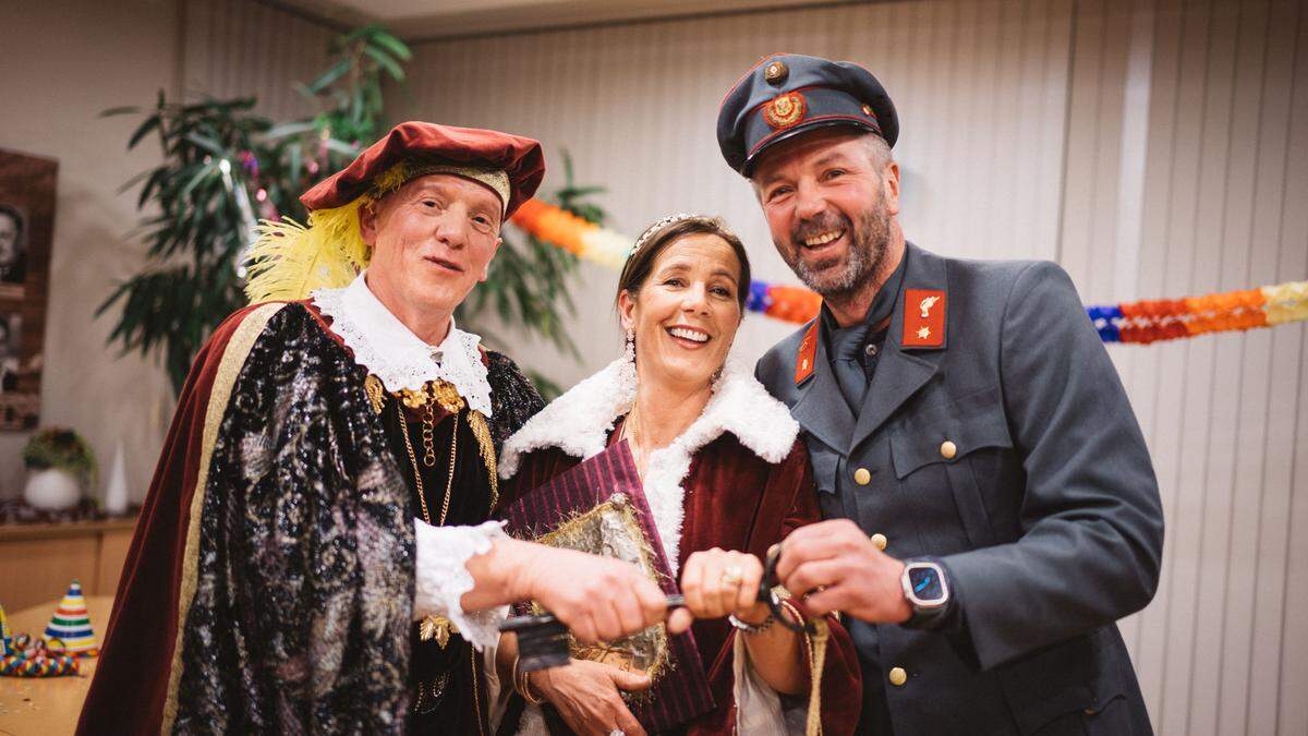 Helmut Ortner, Brigitte Heinrich und Franz Schneider in Feierlaune