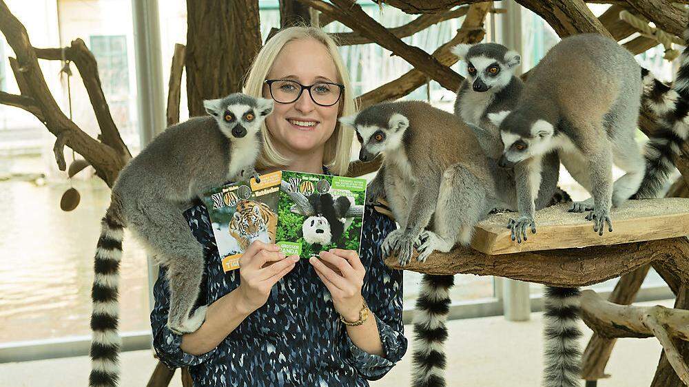 Umringt von ihren „Büronachbarn“, den Kattas: Johanna Bukovsky mit ihren ersten beiden Zooentdecker-Büchern