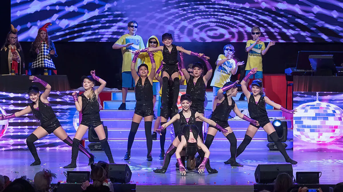 Voller Elan tanzen die Kinder auf der Bühne