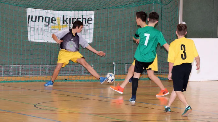 Heuer waren wieder acht Mannschaften aus Villach, Wolfsberg, Launsdorf, Feldkirchen, Klagenfurt und Gurktal mit Jugendlichen zwischen 14 und 21 Jahren beim 19. Hallenfußballturnier der Katholischen Jugend Kärnten. Mit dabei war auch wieder eine Mannschaft der Muslimischen Jugend Kärnten.