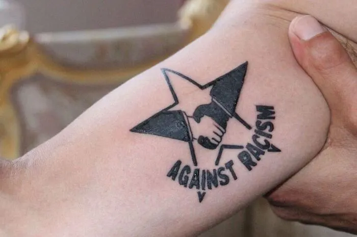 Vom internationalen Ansturm auf diese Aktion wurde Alex völlig überrascht, er arbeitete bis Dezember an den Gratis-Tattoos, wie er im Kleine-Zeitung-Bericht erzählt.