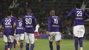 Statt der Namen der Fußballer ist auf jedem Trikot „WO=MAN“ zu lesen