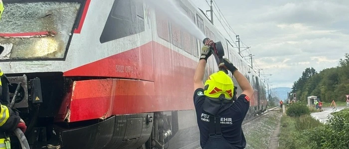 Einsatzkräfte bei der Reinigung des Triebwagens