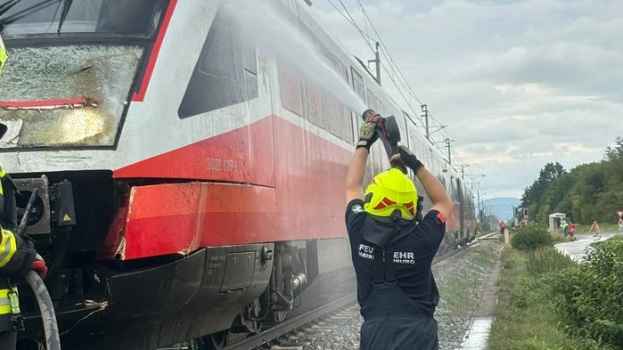 Einsatzkräfte bei der Reinigung des Triebwagens