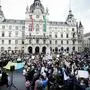 Rund fünfhundert Menschen trafen sich am Grazer Hauptplatz, um ihre Solidarität mit der Ukraine zu zeigen.