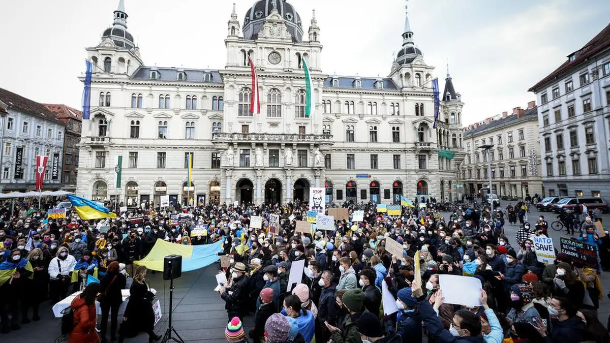 Rund fünfhundert Menschen trafen sich am Grazer Hauptplatz, um ihre Solidarität mit der Ukraine zu zeigen.
