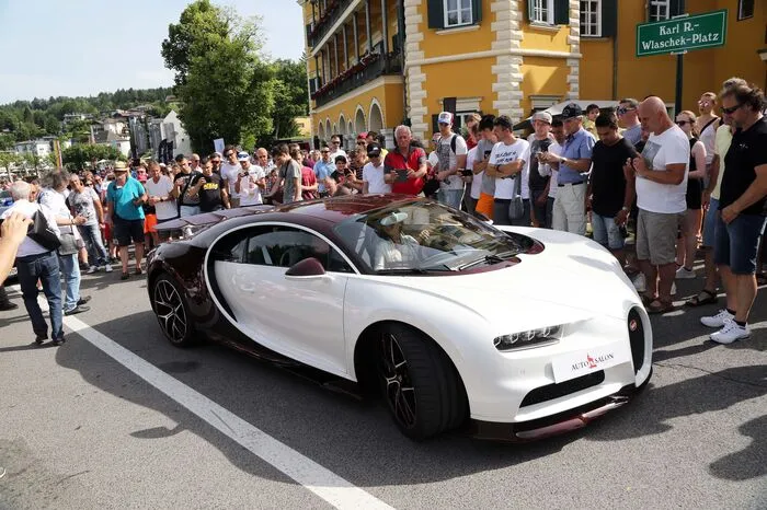 21. Internationales Sportwagenfestival - Bugatti Ankunft vor dem Schloss