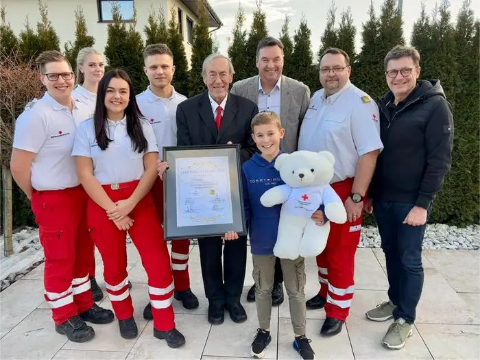 Verterter vom Roten Kreuz Voitsberg-Köflach bedankten sich bei dem jungen Lebensretter