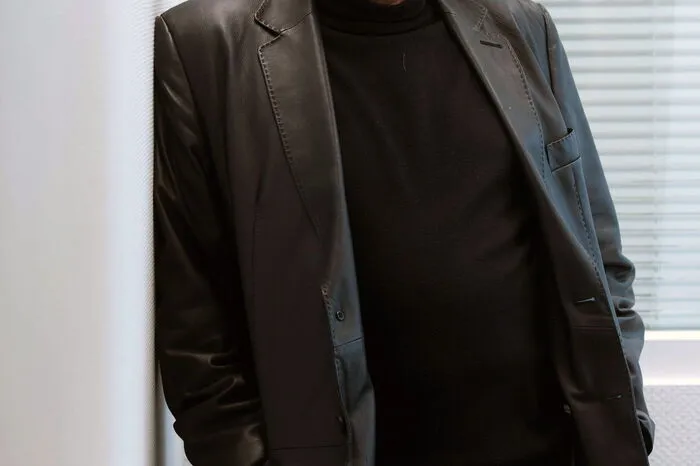 Der Mann, der mit immer gleich frisiertem blonden Haar und großer dunkler Sonnenbrille (nach eigenen Angaben wegen eines Augenleidens) auftritt, wurde wegen seines Repertoires deutscher Volkslieder auch zur Reizfigur.
