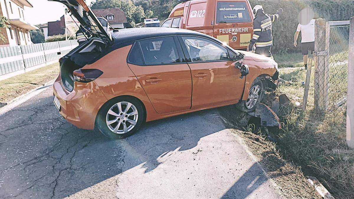 In St. Ulrich am Waasen prallte ein Pkw gegen einen Wasserdurchlass