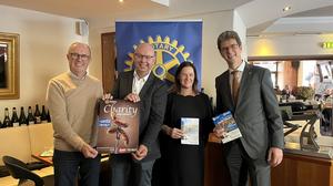 Engelbert Krasser, Präsident des Rotary Club Leibnitz (r.), und Renate Andrae-Heil, Vereinsobfrau LIFFT (2. v. r.), freuen sich auf die Benefiz-Adventlesung am 14. Dezember