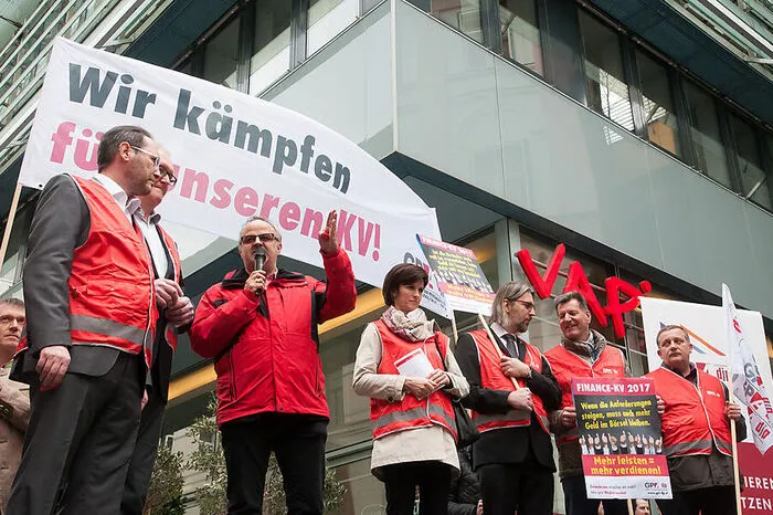 Nach Stationen am Jakominiplatz (Raiffeisen) und Herrengasse (Bank Austria) endete der Protest auf dem Sparkassenplatz vor der Zentrale der Steiermärkischen.