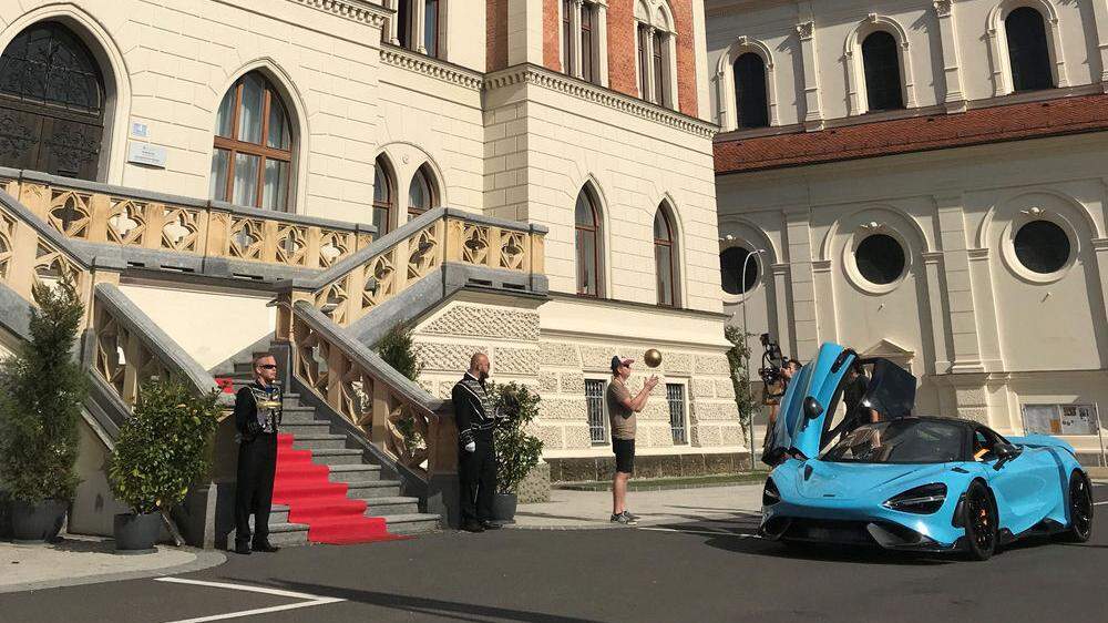 Roter Teppich, blauer McLaren: Vor der Villa Hold in Feldbach wurde Montagmorgen gedreht