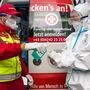 Schutzanzüge und FFP2-Masken: seit etlichen Monaten Alltagskleidung für Mitarbeiter der Rettungsorganisationen (im Bild: Samariterbund)