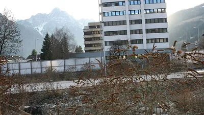 Die Baugrube für das Kaufhaus Lienz. Das Grundstück wird im März in Bozen gerichtlich veräußert 