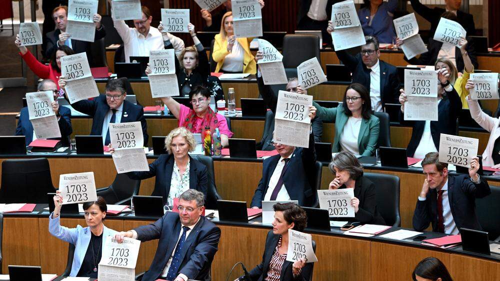 Die SPÖ-Abgeordneten protestierten im Parlament