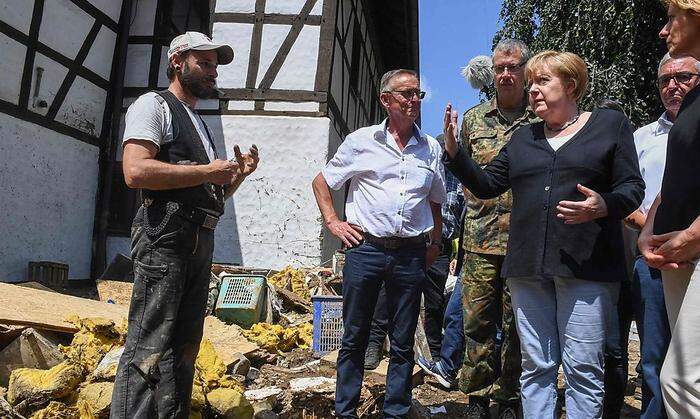 Mittlerweile ist Bundeskanzlerin Angela Merkel im Katastrophengebiet eingetroffen.