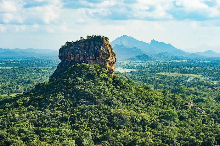 Der Sigiriya Rock, eine Festung aus dem 5. Jahrhundert, gehört zu den berühmtesten Attraktionen Sri Lankas. Mit ihren Wassergärten, der Spiegelwand, deren Putz früher auf Hochglanz poliert wurde, uralten Wandmalereien und einem wunderschönen Panoramablick bietet sie Fotomotive.