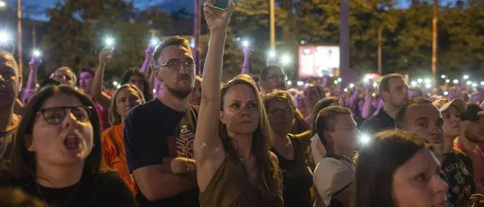 Im Juli 2023 protestieren Tausende vor einem TV-Sender in Serbien | Im Juli 2023 protestieren Tausende vor einem TV-Sender in Serbien