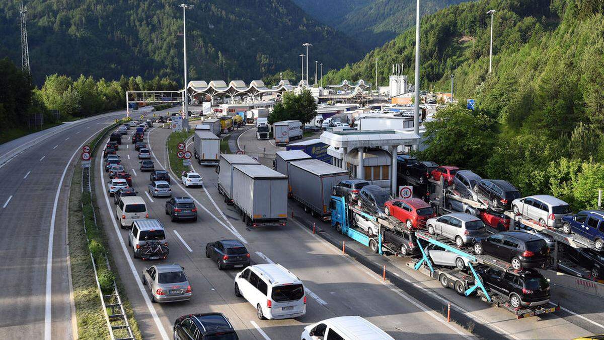 Der Stau war zeitweise bis zu zehn Kilometer lang