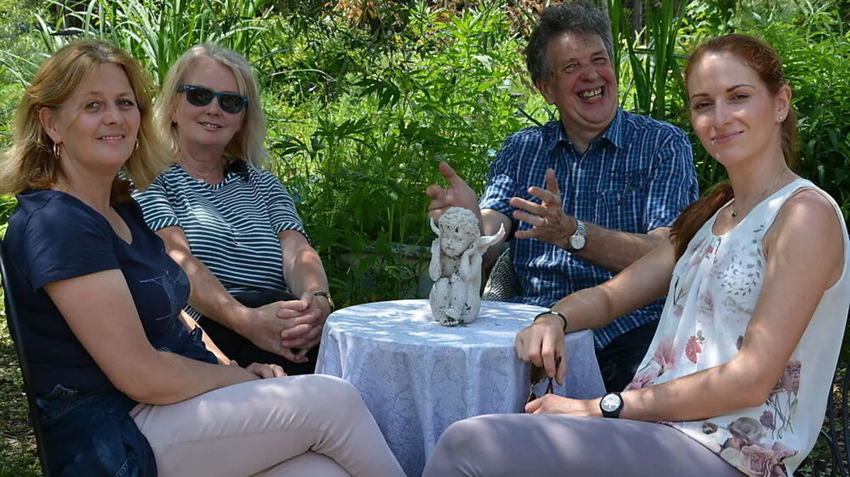 Kunsttherapeutin Christina Hofer, Begleiterin Irene Gradnitzer, Werkstätten-Leiter Petrus Dürmoser und Begleiterin Sarah Paulitsch genossen die Schattenplätze