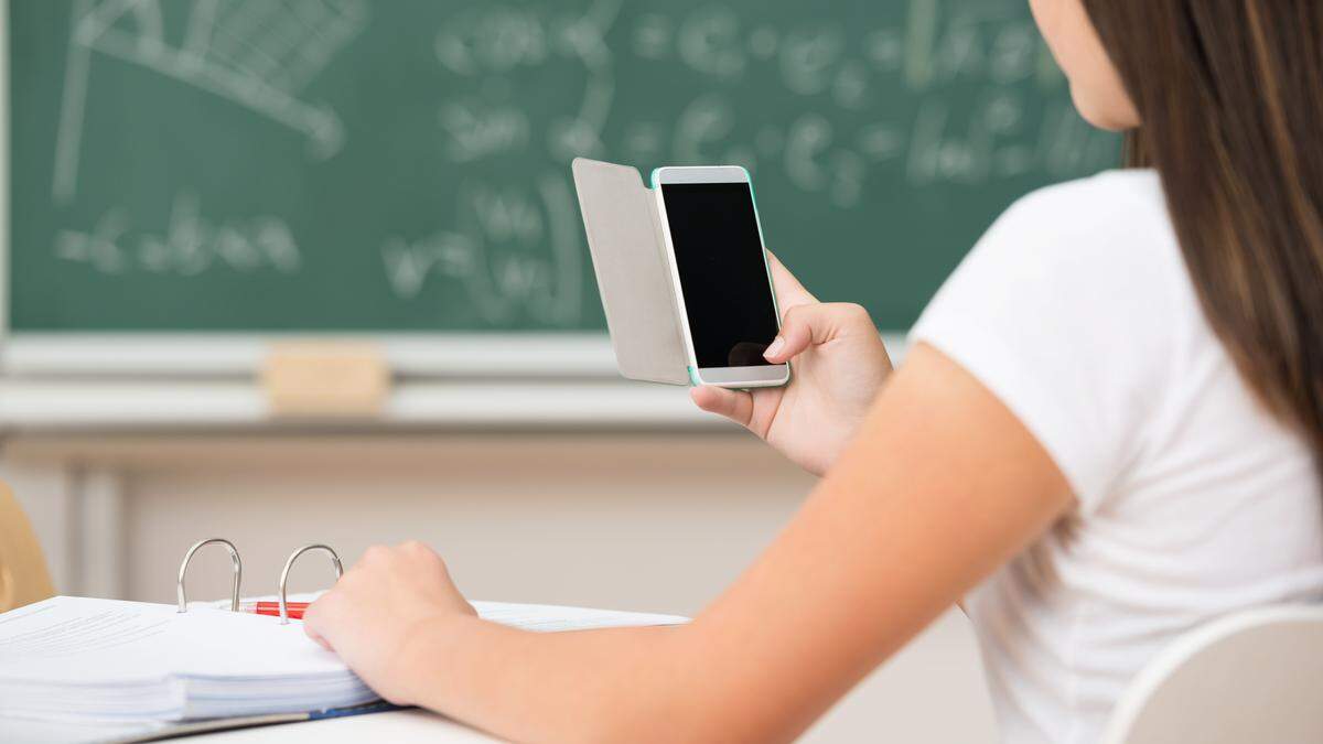 Ein Entwurf der Unesco schlägt vor, die Handynutzung in Klassenzimmern stärker zu regulieren