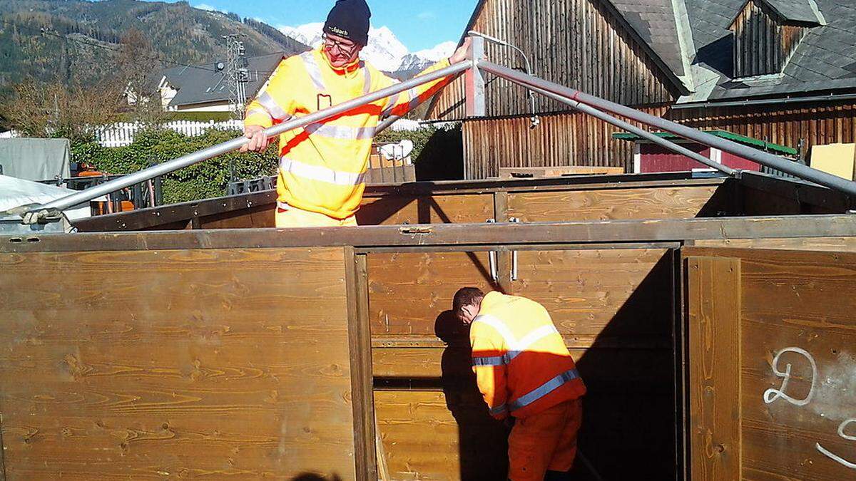 Aufbauarbeiten für den Adventmarkt in Schardorf