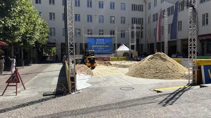 Ein im Aufbau befindlicher Beachvolleyballplatz in einer Innenstadt