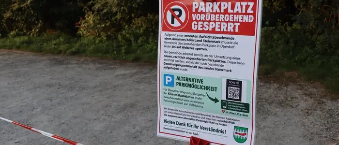 Die acht Parkplätze bei der Einstiegsstelle zur Raabklamm in Oberdorf sind seit Ende September gesperrt