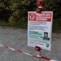 Die acht Parkplätze bei der Einstiegsstelle zur Raabklamm in Oberdorf sind seit Ende September gesperrt