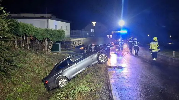 Das Fahrzeug musste aus dem Straßengraben geborgen werden