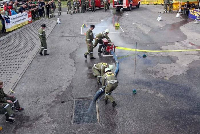 Dolintschach stand im Blickpunkt der Florianis, Austragungsort des diesjährigen Feuerwehr Bezirksleistungsbewerbes Villach-Land. Rund 40 Feuerwehren mit 61 Bewerbsgruppen, also circa 600 Feuerwehrleute sowie 200 Kinder und Jugendliche kämpfen in den verschiedensten Wertungsklassen um die begehrten Bezirksmeistertitel.