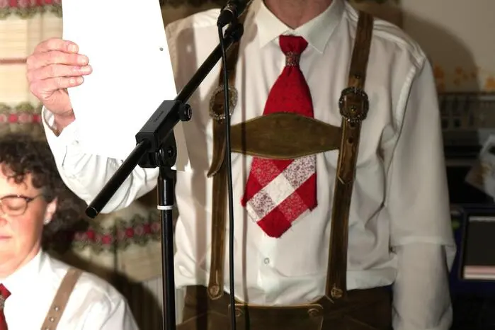 Kapellmeister Alfred Grössing eröffnete das Jubiläumskonzert und dirigierte ein abwechslungsreiches Programm mit zehn Stücken, darunter „Book of Love“ und „Grandfather’s Clock“...