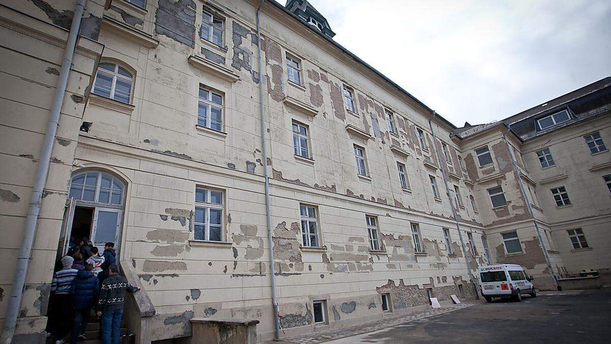 Das Westschulgebäude ist stark sanierungsbedürftig.