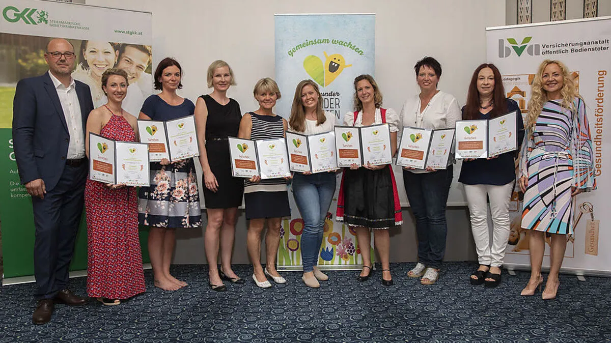 Josef Harb und Andrea Hirschberger (4. v.l.) von der GKK und Inge Zelinka-Roitner (Styria Vitalis) mit den Leiterinnen der sieben ausgezeichneten Weizer Kindergärten