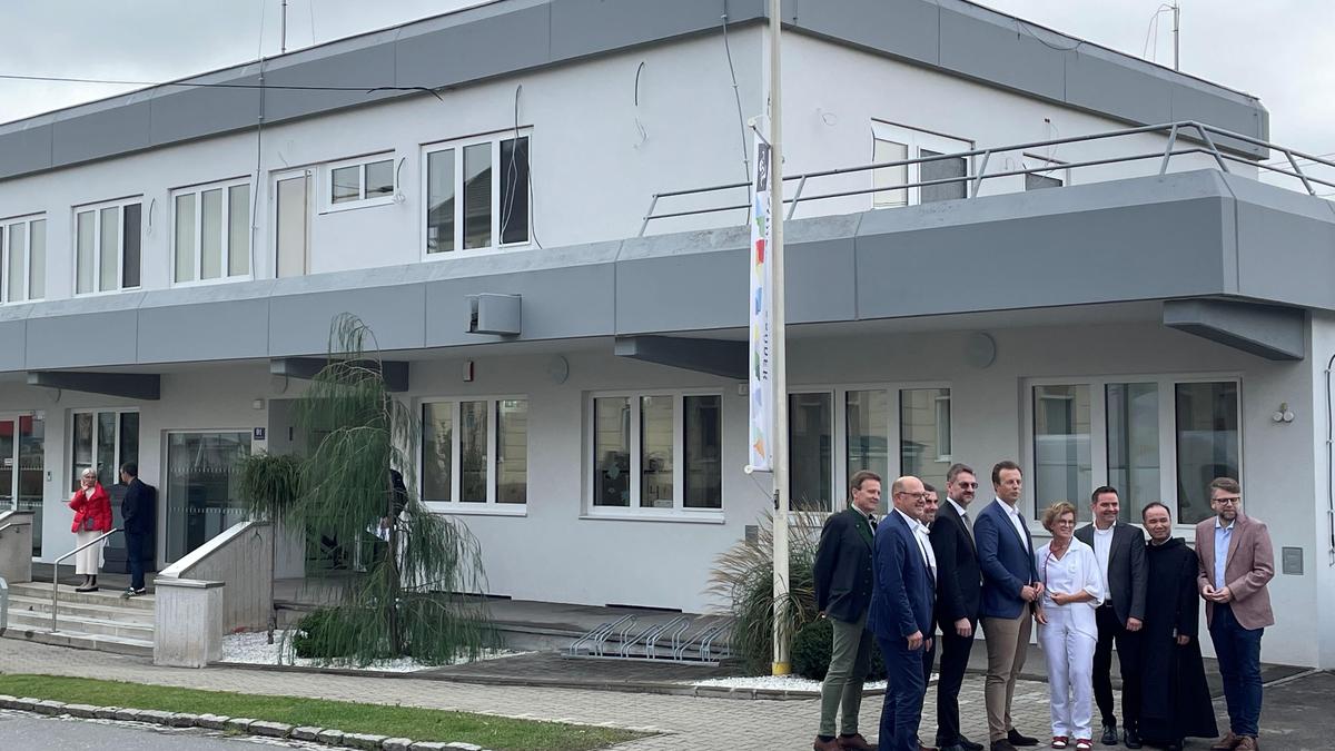 In diesem Haus in der Hauptstraße 91 in Zeltweg befindet sich das erste steirische Kinder-Gesundheitszentrum. Davor platzierten sich am Freitag Vertreter aus Politik und Gesundheitswesen für einen Fototermin