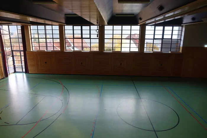 Blick in den Turnsaal der Peter-Rosegger-Halle von der Galerie aus, von der auch ein Fluchtweg erschlossen wurde.