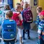 ABD0018_20210802 - ROSTOCK - DEUTSCHLAND: 02.08.2021, Mecklenburg-Vorpommern, Rostock: Die Schüler der Klasse 1b gehen am ersten Schultag in ihren Klassenraum in der Grundschule ·Werner Lindemann·. Für die rund 155.600 Schülerinnen und Schüler in Mecklenburg-Vorpommern beginnt das neue Schuljahr. Um das Coronavirus von den Schulen fernzuhalten, gilt in den ersten beiden Schulwochen Maskenpflicht im Unterricht. Foto: Jens Büttner/dpa-Zentralbild/dpa +++ dpa-Bildfunk +++. - FOTO: APA/dpa-Zentralbild/Jens Büttner