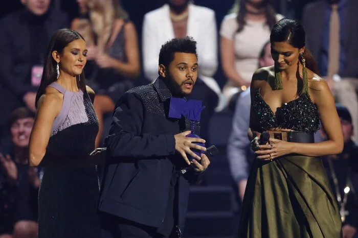 The Weeknd erhielt seinen Preis von den Schauspielerinnen Nina Dobrev (links) und Deepika Padukone