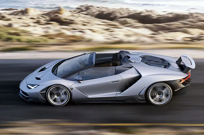 Für den Allradantrieb verwendet der Roadster eine mitlenkende Hinterachse. Bei niedrigen Geschwindigkeiten drehen die Hinterräder in die dem Lenkwinkel entgegengesetzte Richtung, was zu einer virtuellen Reduzierung des Radstands führt. Dadurch wird die Agilität bei niedrigem Tempo erhöht, ein geringerer Lenkwinkel ist erforderlich und der Wendekreis wird verringert. Bei hohen Geschwindigkeiten drehen die Hinterräder in dieselbe Richtung des Lenkwinkels, was zu einer virtuellen Vergrößerung des Radstands führt. Dadurch sorgt die mitlenkende Hinterachse für mehr Stabilität.
