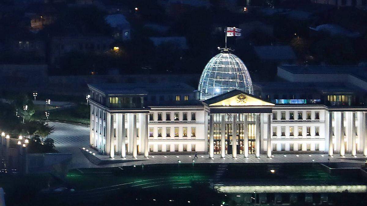 Das georgische Parlamentsgebaeude bei Nacht.