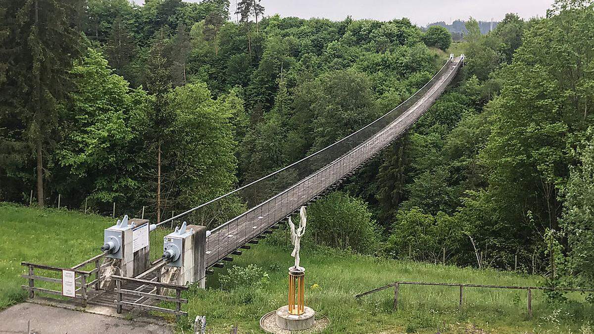 Die Hängebrücke St. Luzia führt über den 60 Meter tiefen Feistritzgraben