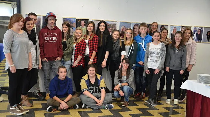 Schüler der Fachberufsschule Lienz mit Direktorin Tasch (rechts)
