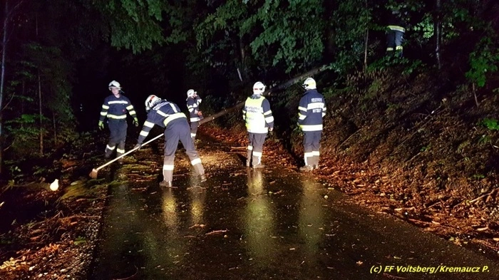 Feuerwehrmänner aus dem Bezirk rückten auch nachts aus, um die Unwetterschäden zu beseitigen.