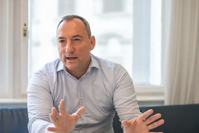Mario Eustacchio besuchte die FH für Berufstätige. Seine Marketing-Abschlussarbeit: "Qualitätsmanagement zur Verbesserung bankinterner Prozesse, mit dem Ziel, die Kundenzufriedenheit zu erhöhen – am Beispiel des Bankhauses Krentschker"