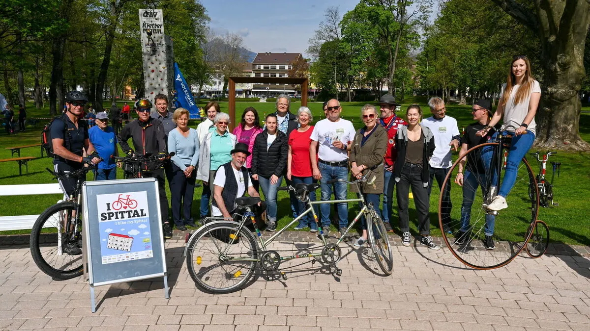 Vertreter der Radveranstaltung von Polizei, Alpenverein, Kneipp-Bund, Jugendservice, Weltladen, Radlobby und Pfadfinder mit Georg Oberzaucher (KEM-Manager Millstätter See, 4. v. links) und Vizebürgermeisterin Angelika Hinteregger (6. v. rechts)