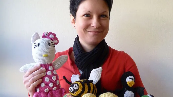 Nicole Meitz mit einer kleinen Auswahl der von ihr und ihrer Mutter erzeugten Kuschelfreunde