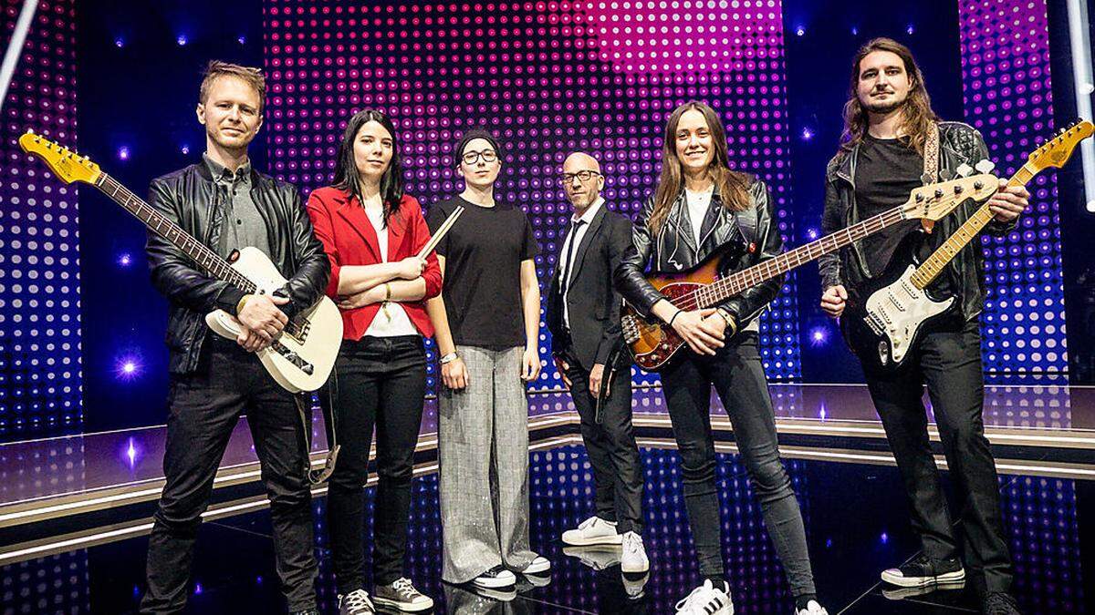 Lukas Hillebrand (Gitarre), Raphaela Fries (Schlagzeug), Stephanie Weninger (Keyboard), David Lackner (Keyboard), Julia Hofer (Bass), Felix Reischl (Gitarre), von links nach rechts